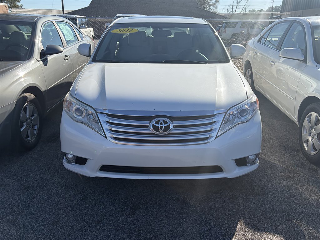 2011 Toyota Avalon Limited's photo
